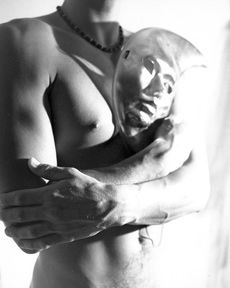 Photographie intitulée "Man With Moon Mask" par Oggi Ogburn, Œuvre d'art originale