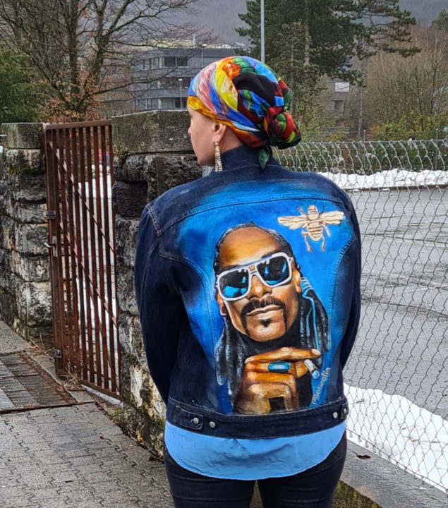 Art textile intitulée "Jeansjacke "Snoop D…" par Olga Schibli, Œuvre d'art originale, Tissu