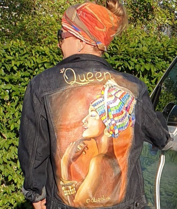 Textilkunst mit dem Titel "African Queen" von Olga Schibli, Original-Kunstwerk, Stoff
