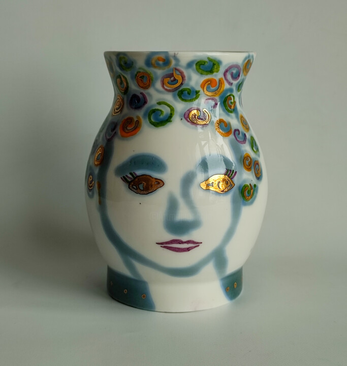 Escultura intitulada "Kate, girl with fri…" por Olga Suvorova, Obras de arte originais, Cerâmica