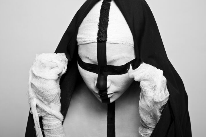 Photographie intitulée "Nun" par Olga Volodina, Œuvre d'art originale, Photographie manipulée