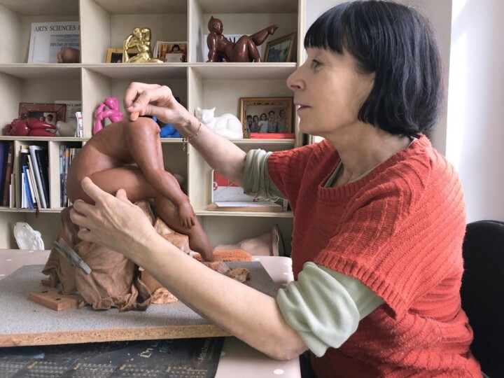 Marie Saksik, het beeldhouwwerk dat het vrouwelijk lichaam verkent