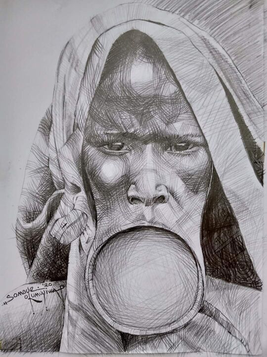 Dessin intitulée "THE SURMA WOMAN" par Olumuyiwa Paul Somoye, Œuvre d'art originale, Crayon Monté sur Châssis en bois