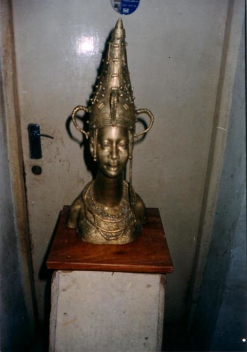 Sculpture intitulée "Queen Iden" par Uyiosa Omodamwen, Œuvre d'art originale