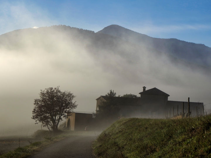 Photography titled "Ferme dans la brume." by Alain Brasseur, Original Artwork