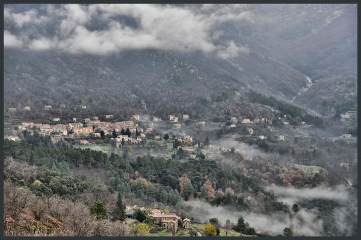 Fotografie getiteld "Village de Vialas..…" door Alain Brasseur, Origineel Kunstwerk