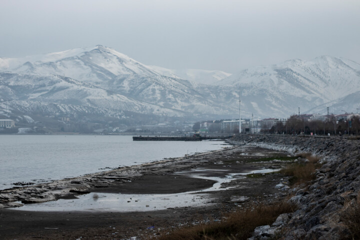 Fotografie getiteld "city ​​sea and snow…" door Orhan Güldeste, Origineel Kunstwerk, Digitale fotografie