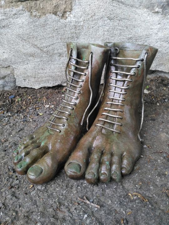 Escultura intitulada "Botas de Primavera" por Orlando Basulto, Obras de arte originais, Argila