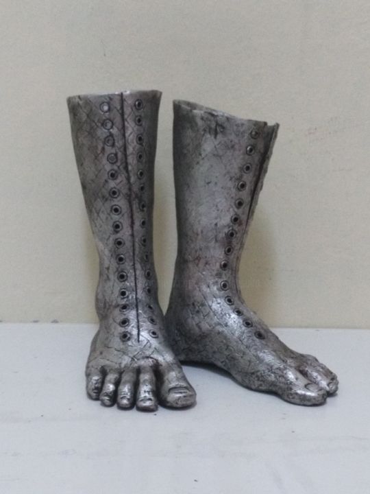 Sculpture intitulée "Botas de Otoño" par Orlando Basulto, Œuvre d'art originale, Argile