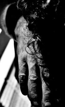 Photographie intitulée "douce main d'un tue…" par Bruno Blais.Delu, Œuvre d'art originale