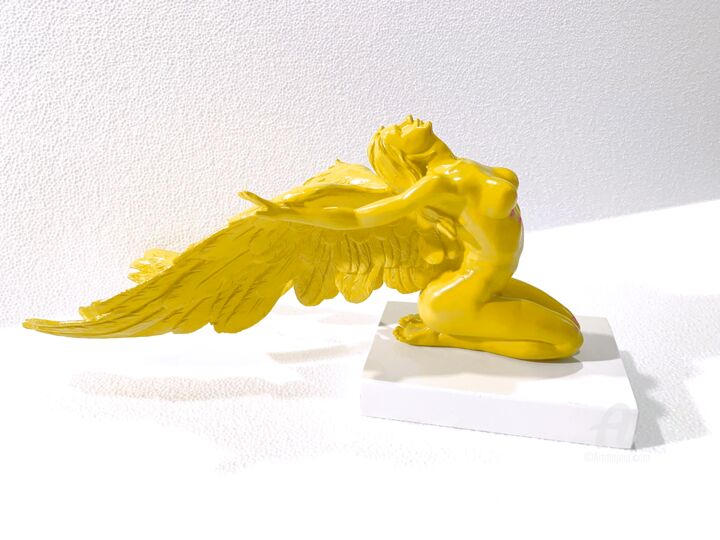 Γλυπτική με τίτλο "L'angelo Giallo" από Ottaviani Xx Secolo, Αυθεντικά έργα τέχνης, Ρητίνη