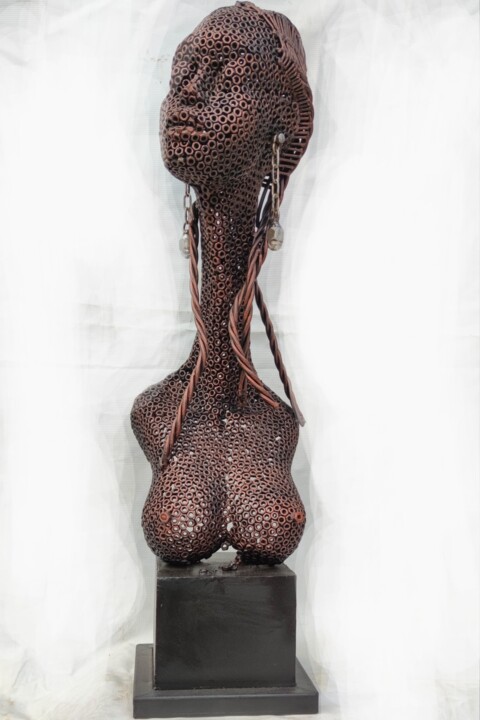 「Her Essence」というタイトルの彫刻 Oyinlola Fajobiによって, オリジナルのアートワーク, 金属