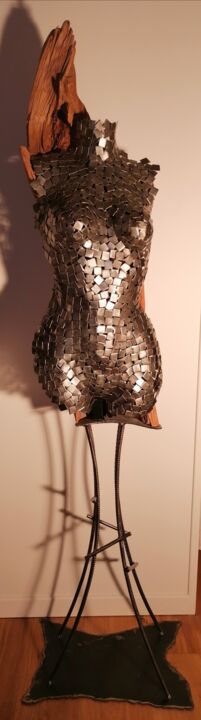 Escultura titulada "Feminine" por Pacom, Obra de arte original, Metales