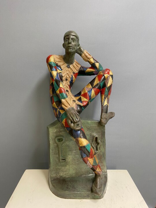 Sculpture titled "Arlecchino e la chi…" by Paolo Camporese, Original Artwork, Terra cotta