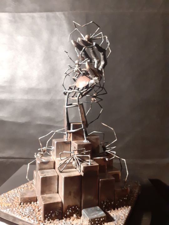 Sculpture titled "il re della montagna" by Paolo Perelli, Original Artwork, Metals