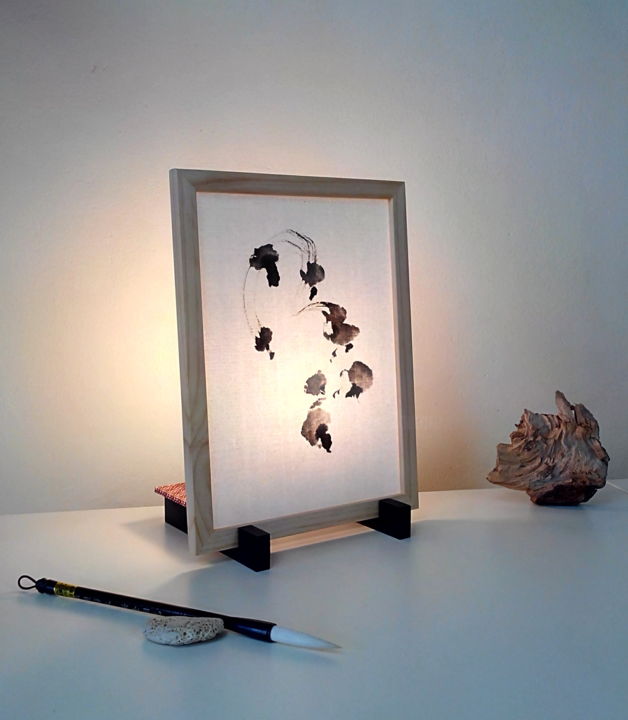 Design intitulée "Lampe Calligraphie…" par Papiers D'Aurore, Œuvre d'art originale, Luminaire