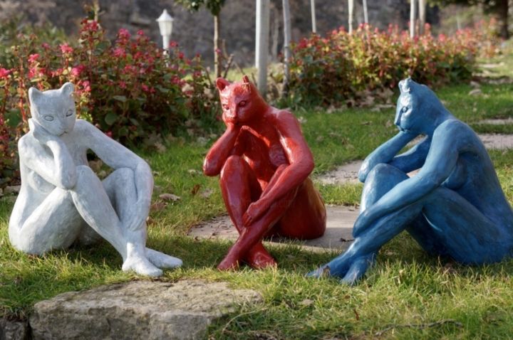 Sculpture intitulée "cat lady rouge" par Pari Ravan, Œuvre d'art originale, Résine