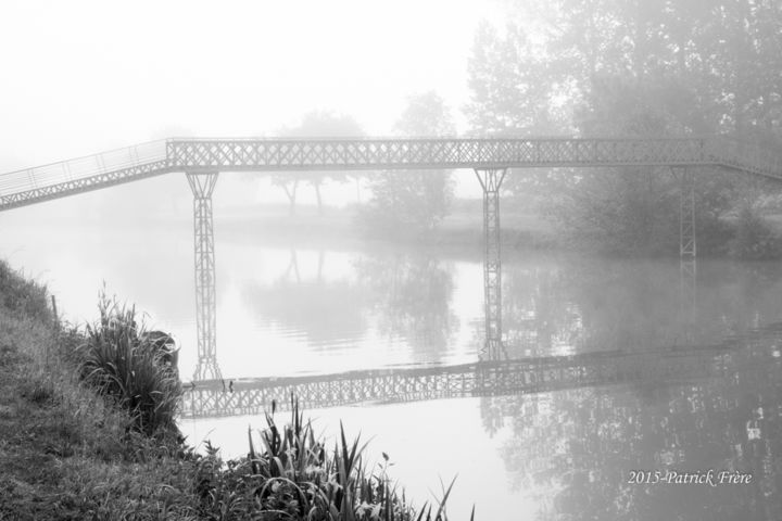 Photography titled "La Passerelle" by Patrick Frere, Original Artwork