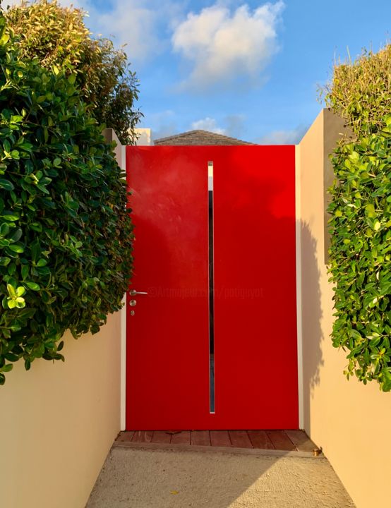 Photographie intitulée "La porte rouge" par Pati Guyot, Œuvre d'art originale, Photographie numérique