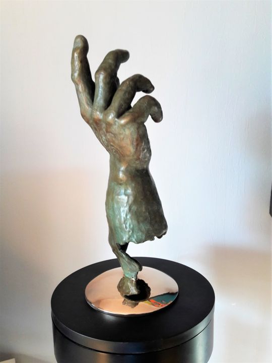 Sculpture titled "Main tendue" by Bueno Patrice, Original Artwork, Metals