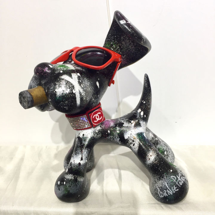 Sculpture intitulée "Cool dog in the str…" par Patrick Cornee, Œuvre d'art originale, Résine