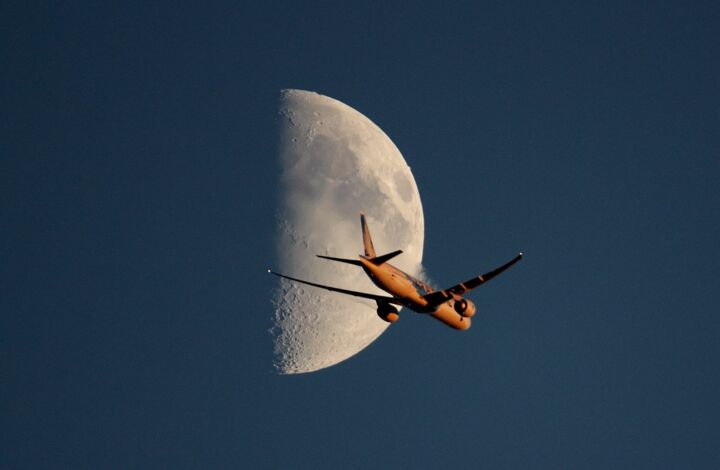 Photographie intitulée "En frôlant la lune" par Patrick Casaert, Œuvre d'art originale, Photographie numérique