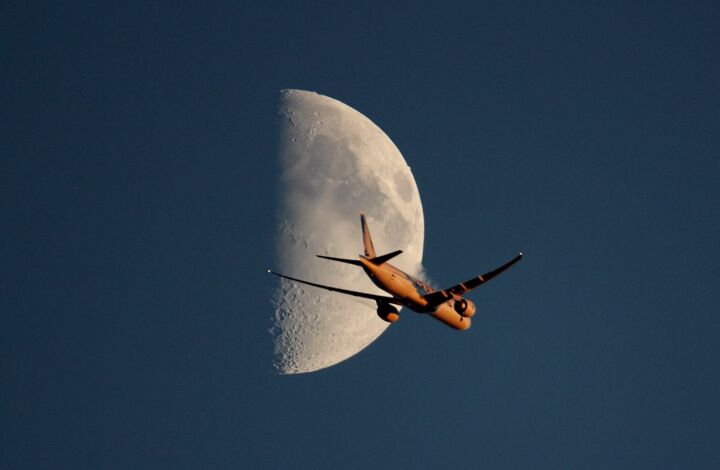 Fotografia intitulada "En frôlant la lune" por Patrick Casaert, Obras de arte originais, Fotografia digital