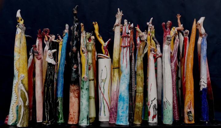 Scultura intitolato "Polichinelles Bambo…" da Patrizia Grieco, Opera d'arte originale, Ceramica