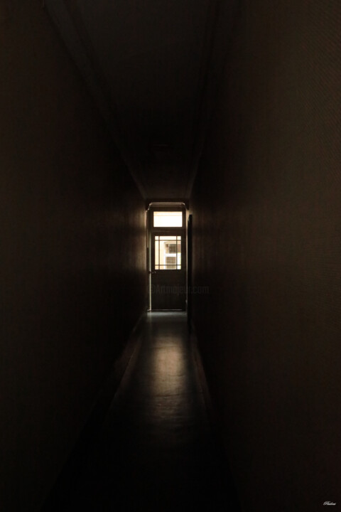 Photographie intitulée "Couloir brun" par Paulous, Œuvre d'art originale, Photographie numérique Monté sur Autre panneau rig…