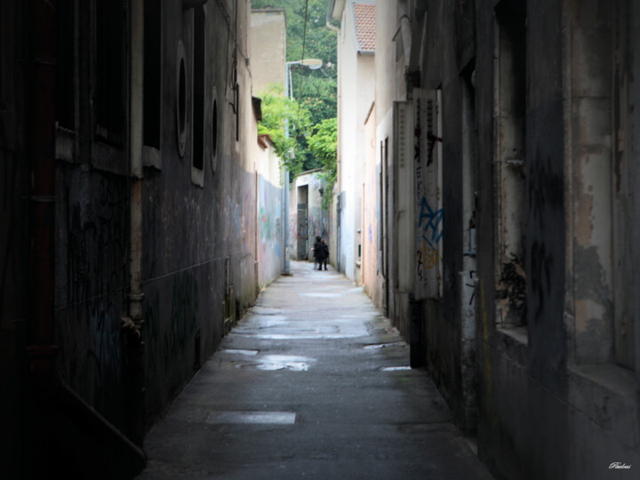 Photography titled "Seuls dans la rue" by Paulous, Original Artwork, Digital Photography Mounted on Other rigid panel