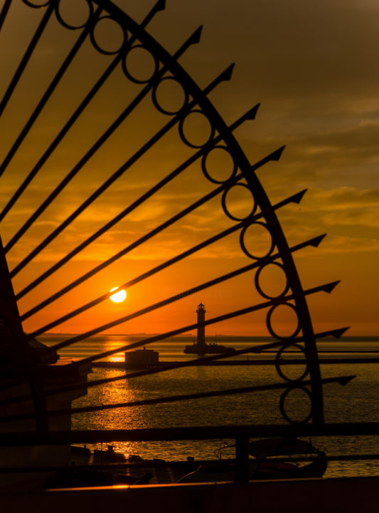 Photographie intitulée "Lighthouse at dawn" par Pavel Olhovski, Œuvre d'art originale, Photographie numérique