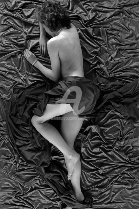 Photographie intitulée "Sandrine satin" par Pierre Boillon, Œuvre d'art originale, Photographie argentique