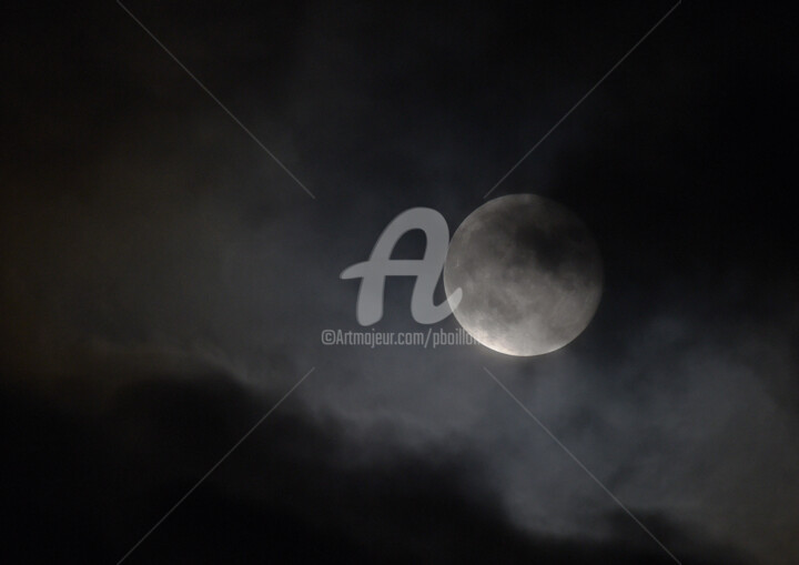 Fotografia intitolato "Pleine lune voilée" da Pierre Boillon, Opera d'arte originale, Fotografia digitale