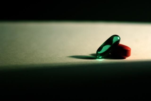 Fotografia intitulada "which pill?" por Pedro Emmanuel Dy-Liacco, Obras de arte originais