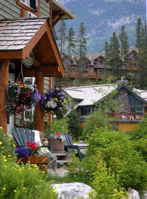 Photographie intitulée "Canmore Hotel" par Peter Perun, Œuvre d'art originale,
