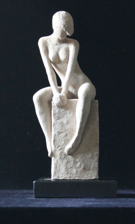 Skulptur mit dem Titel "Girl on a Box" von Peter King, Original-Kunstwerk, Keramik