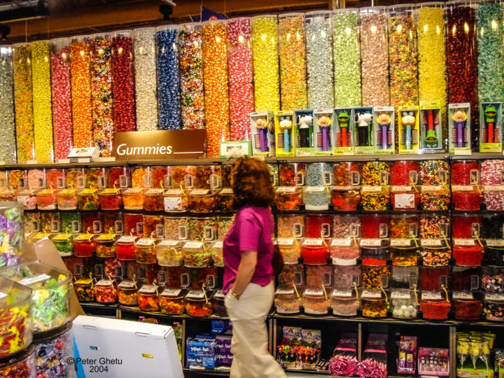 Photographie intitulée "Wall of Gummies 2004" par Peter Ghetu, Œuvre d'art originale, Photographie numérique