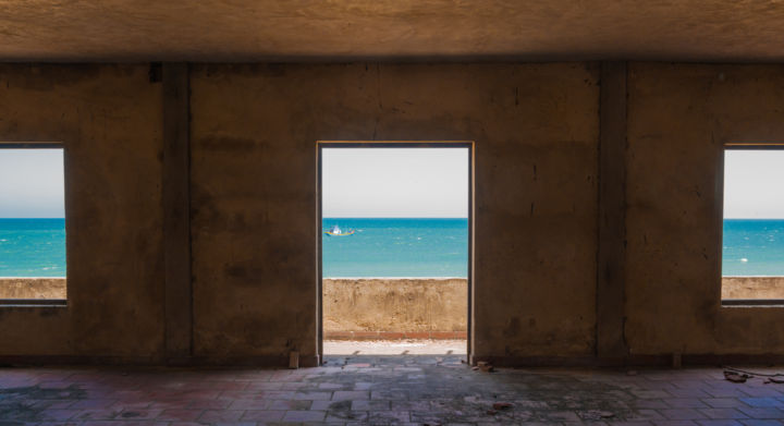 Photographie intitulée "door & sea" par Evgeniia Petrova, Œuvre d'art originale, Photographie numérique