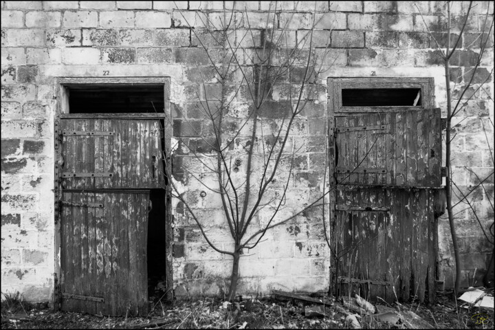 Photographie intitulée "portes d'écuries" par Philippe Rozier (Photo-EOS), Œuvre d'art originale, Photographie numérique