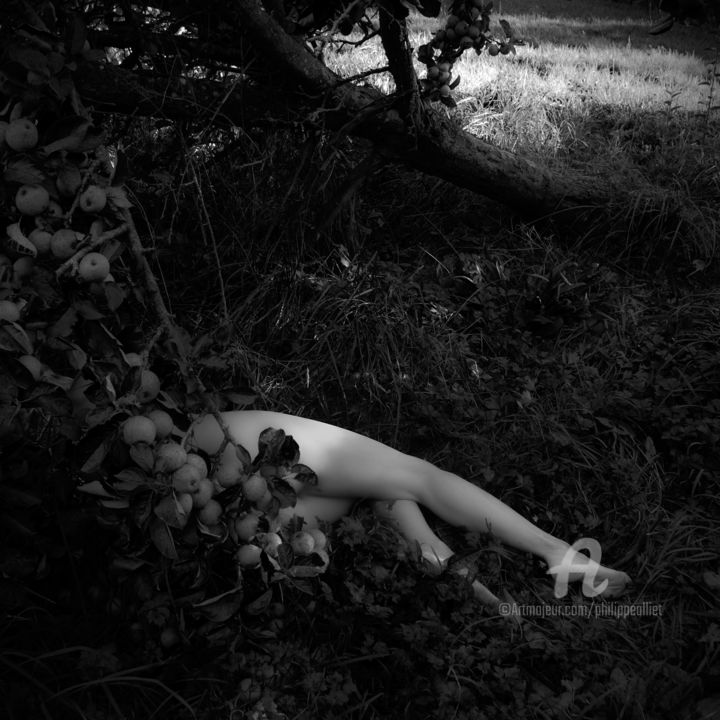 Francescas ghost 0032 photography 20x20 cm 2018 by philippe alliet conceptual art