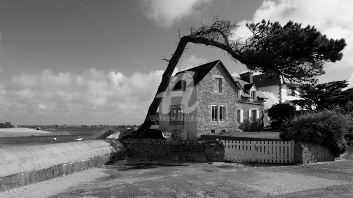 Φωτογραφία με τίτλο "The house under the…" από Alain Romeas (PhotoAR), Αυθεντικά έργα τέχνης, Ψηφιακή φωτογραφία