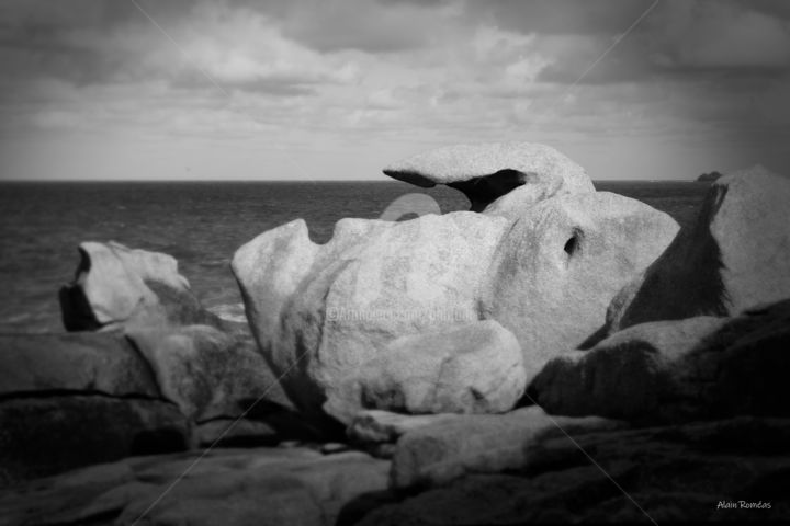 Fotografia zatytułowany „Rock shape in front…” autorstwa Alain Romeas (PhotoAR), Oryginalna praca, Fotografia cyfrowa