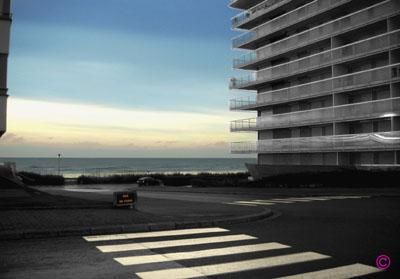 Photographie intitulée "rue de Paris" par Delphine Gamblin, Œuvre d'art originale