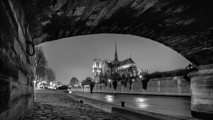 Photographie intitulée "Notre Dame de PAris" par Photo Lrc, Œuvre d'art originale