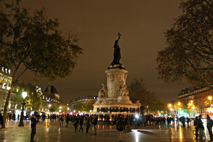 Fotografia intitolato "Place de la Republi…" da Kevin C Lee, Opera d'arte originale