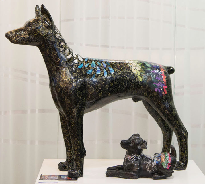 Sculpture intitulée "black dog et tigrou" par Philippe Sidot Et Charlotte Carsin, Œuvre d'art originale, Résine