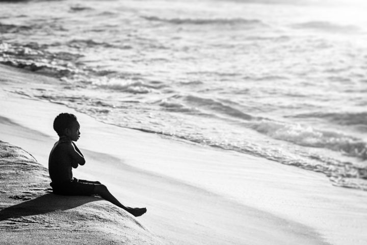 Photographie intitulée "L'enfant et la mer" par Pierre-Yves Babelon, Œuvre d'art originale