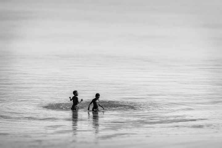 Photography titled "Les enfants à la ba…" by Pierre-Yves Babelon, Original Artwork