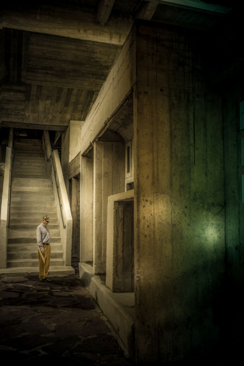 Fotografía titulada "Man down the stairs" por Pierre Duquoc, Obra de arte original, Fotografía digital