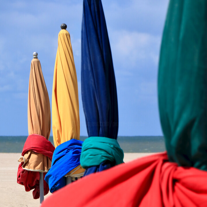 Fotografia zatytułowany „Parasols de Deauvil…” autorstwa Pierre-Yves Rospabé, Oryginalna praca, Fotografia cyfrowa